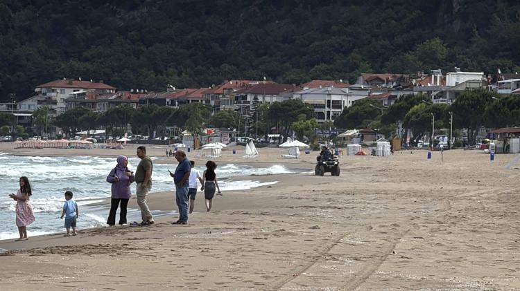 Bartın’ın mavi bayraklı plajında denizdeki kirlilik temizlendi