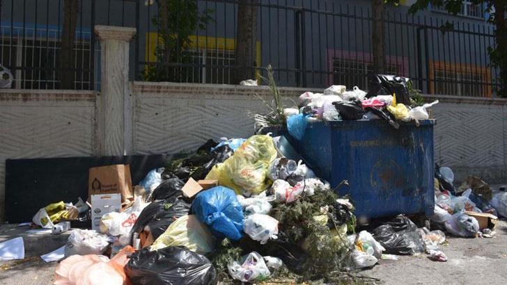 Buca’da grevin 4’üncü gününde sokaklarda çöp yığınları oluştu